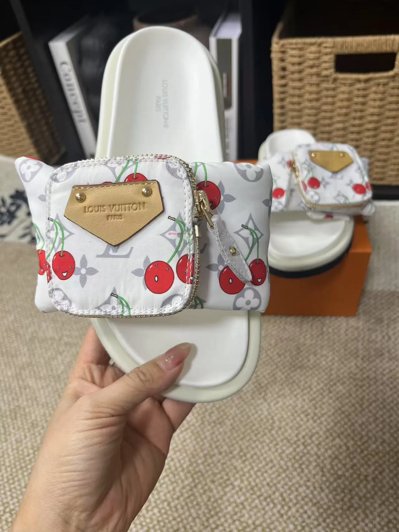P380 yuan LV Louis Vuitton Full of high-end feel! A popular model among bloggers at home and abroad, it’s retro and fashionable, and looks stunning on your feet! Mainly recommended model on the official website★ ━━━━━ ЅᏇєєt ━━━━━ ▪️Upper: original calfskin ➕5D printing process ▪️Inner: imported mixed sheepskin ▪️Outsole: original molded foam outsole ▪️Size: Female 35-40 Men's 39-44 (women's 41 men's 45)